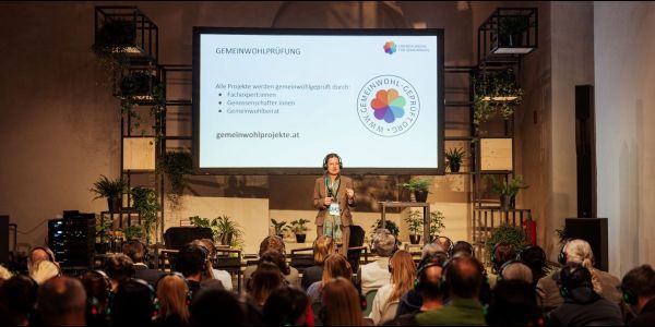 Andrea Mayer präsentiert unser Crowdfunding mit Gemeinwohlprüfung